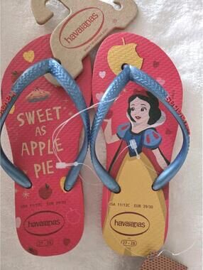 NWT Disney x Havaianas RED Snow White Sweet As Apple Pie Flip Flops 11/12 C Shoe